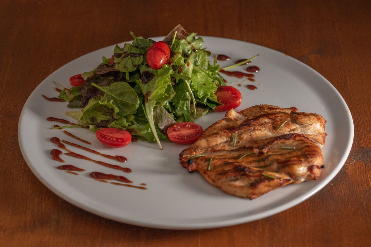 Φιλέτο κοτόπουλο στήθος στη σχάρα µε ανάµεικτη σαλάτα